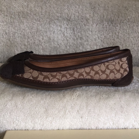 Like New with box Coach Saundra monogram brown leather flats - Picture 2 of 9